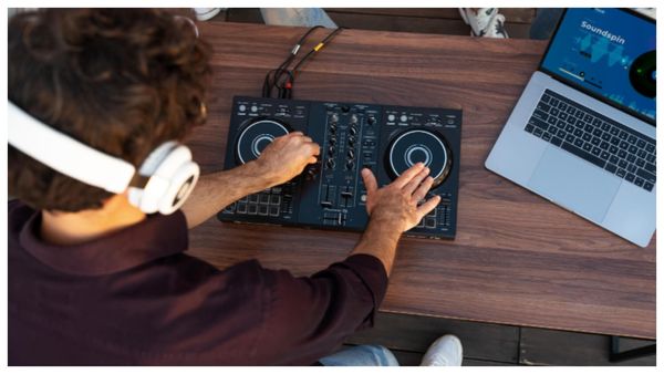 Cum &icirc;ncepi o carieră de DJ &ndash; Iată care sunt pașii siguri spre succes dacă vrei să &icirc;ncepi o carieră muzicală ca DJ!