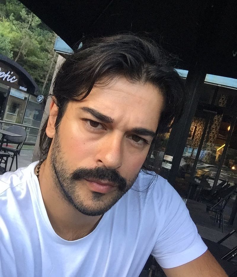 Burak Özçivit va putea fi urmărit într-o nouă producție Netflix.