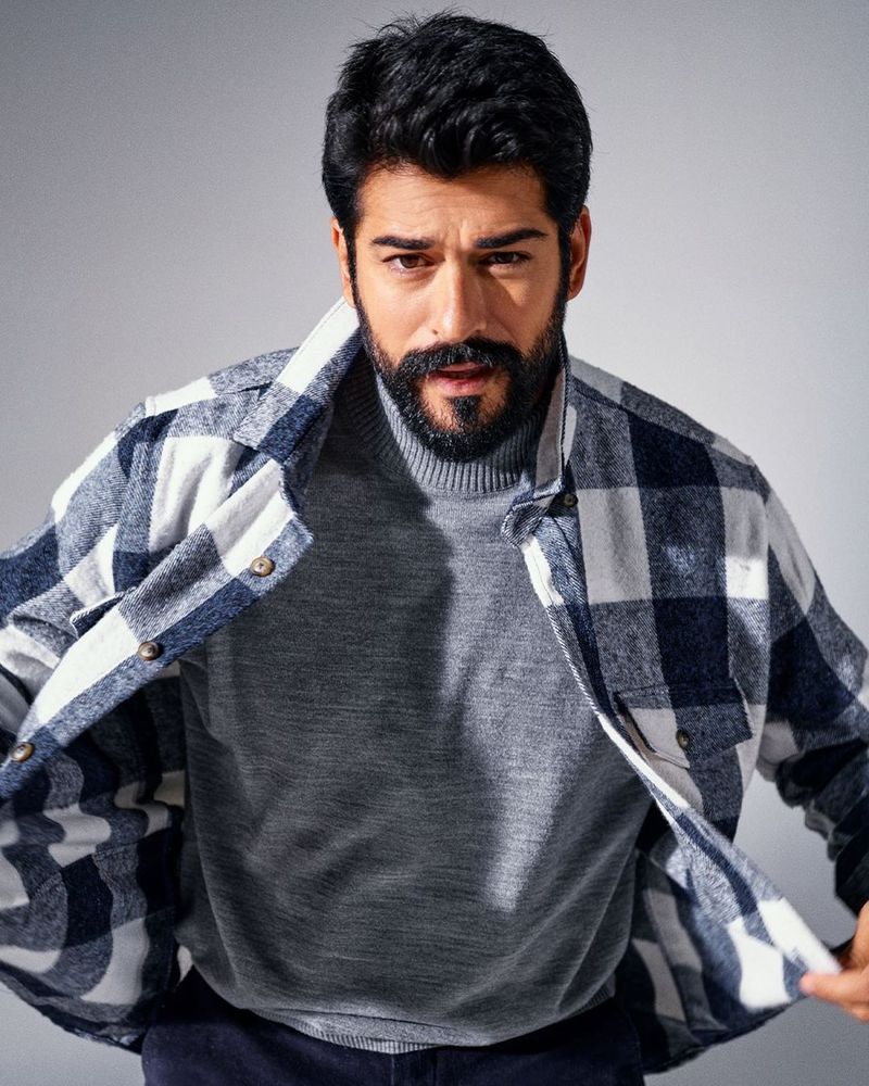 Burak Özçivit va putea fi urmărit într-o nouă producție Netflix.