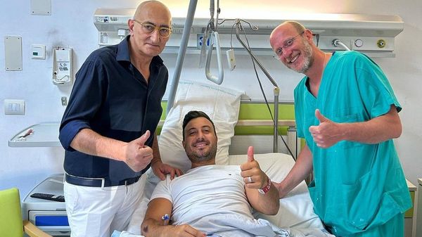 Valentin Sanfira a fost externat din spital și se află &icirc;n scaun cu rotile. Ce trebuie să facă c&acirc;ntărețul de muzică populară după accidentul din Italia