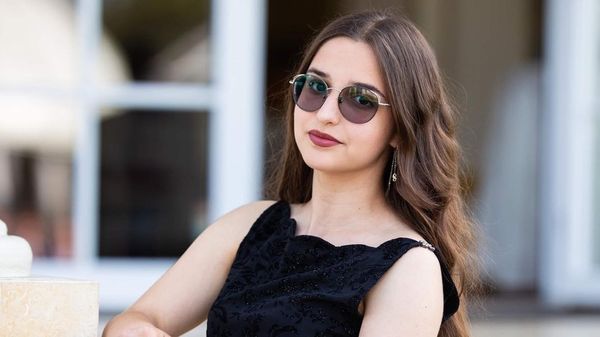 Cine este Ioana Tiperciuc, t&acirc;năra artistă &icirc;n v&acirc;rstă de 18 care și-a pierdut viața &icirc;n cumplitul accident din Suceava: "Venea acasă mai repede cu mașina prietenului ei pentru a putea participa la &icirc;nmorm&acirc;ntarea bunicului"