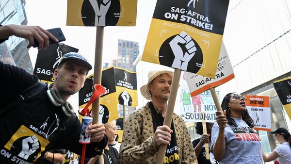 Greva scenariștilor și actorilor de la Hollywood continuă: "Nu a fost o întâlnire pentru a ajunge la un acord. A fost o întâlnire pentru a ne face să cedăm"