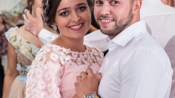 FOTO Lacrimi amare și durere fără sfârșit la înmormântarea celor patru tineri artiști morți în accidentul din Suceava: "V-am întâmpinat cu inima impietrită de durere în sicrie albe în brațele măicuțelor"