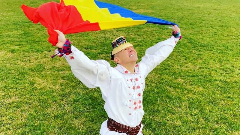Imaginea cu Radu Ille pe patul de spital și cu perfuzia &icirc;n m&acirc;nă pus fanii pe g&acirc;nduri. Ce s-a &icirc;nt&acirc;mplat cu &icirc;ndrăgitul interpret de muzică populară