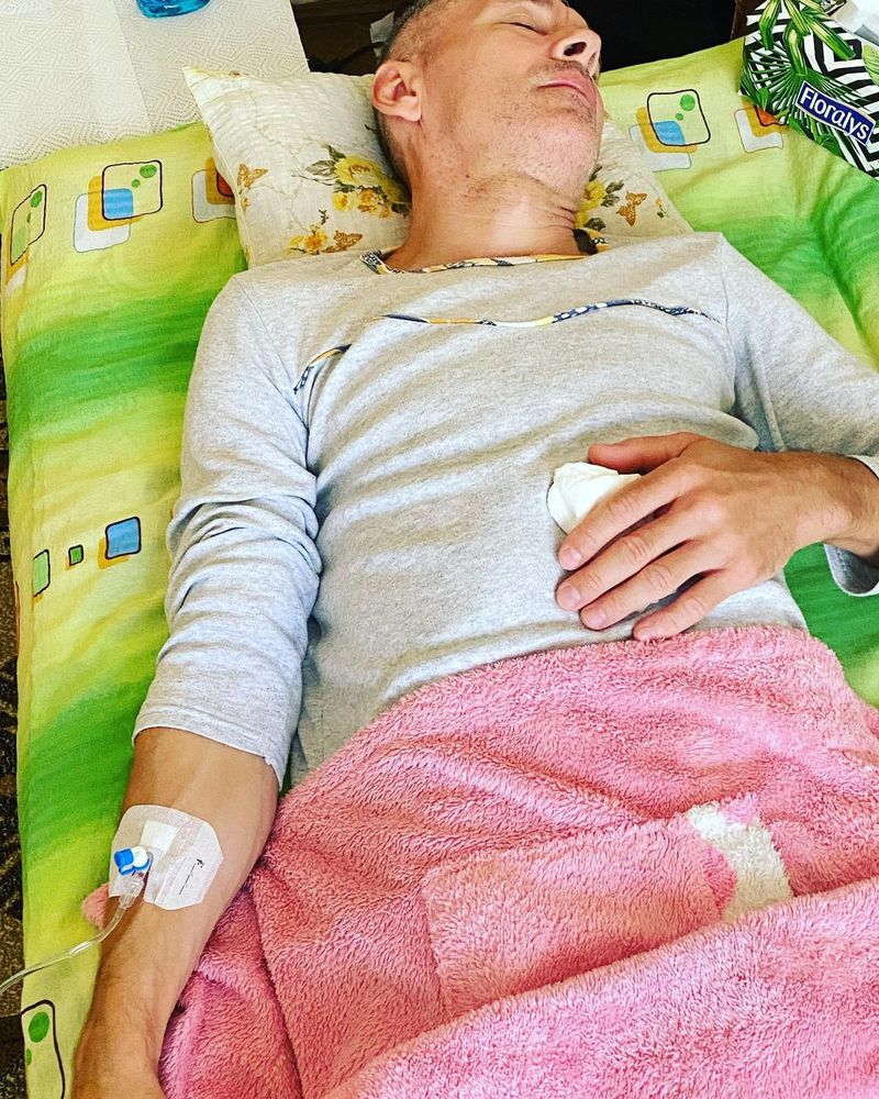 Radu Ille pozat pe patul de spital