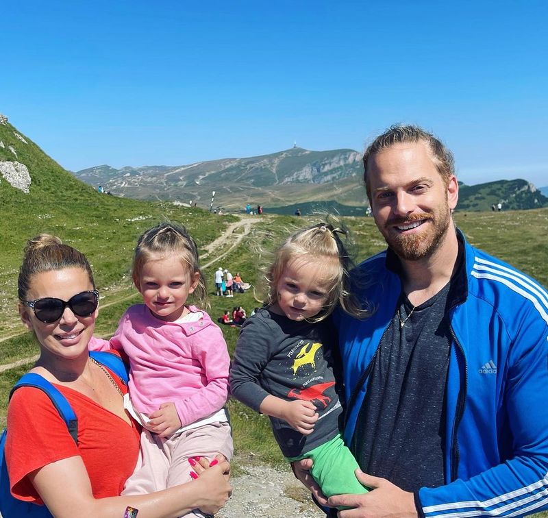 Ilan Laufer impreuna cu familia au fost transportati la spital