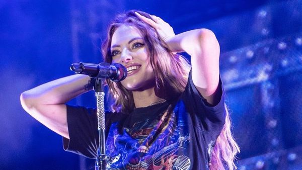 Delia, mesaj jignitor către o fană: "Vezi că nu ai terminat de spălat vasele alea din chiuvetă"