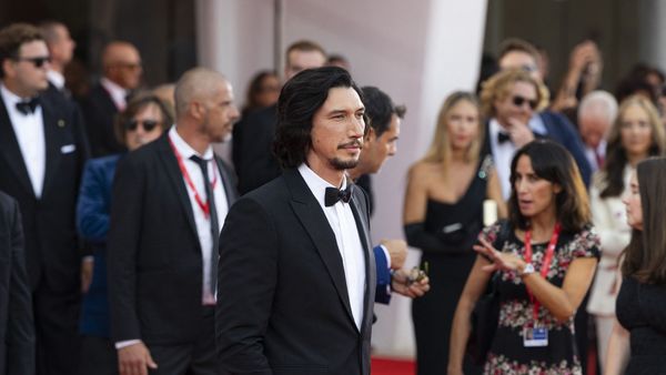 Adam Driver nu a avut voie să conducă o maşină Ferrari în filmul despre celebrul constructor italian de automobile