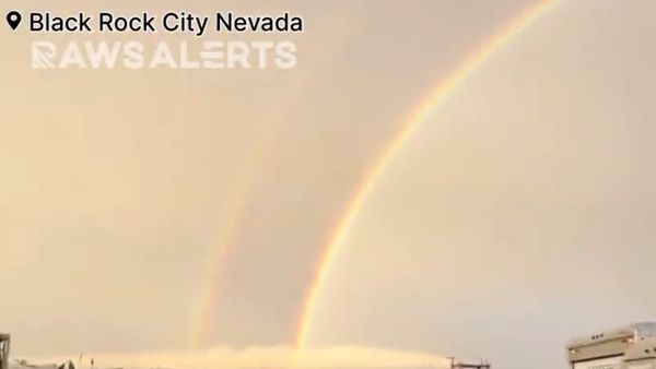 Zeci de mii de participanţi la festivalul Burning Man au rămas blocaţi în deşertul Nevada din cauza ploii şi a noroiului