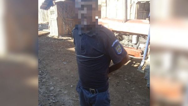 Întâmplare mai puţin obişnuită pe un drum judeţean din Maramureş. Un bărbat s-a îmbrăcat în poliţist şi a început să dirijeze circulaţia. Ce pedeapsă riscă falsul agent