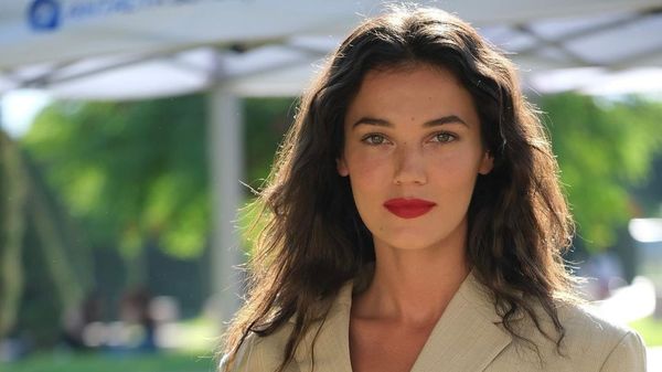 "&Icirc;mi place să risc". Pınar Deniz, despre personajul pe care &icirc;l interpretează excepțional &icirc;n serialul "Secrete de Familie"