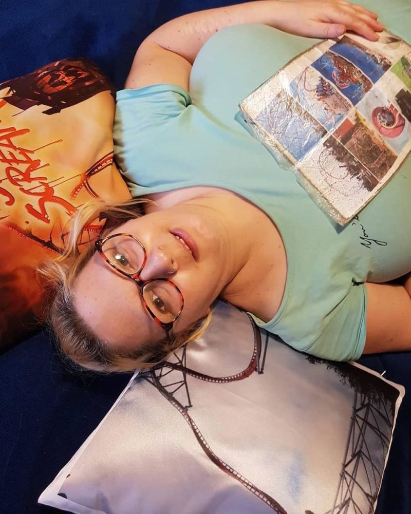 femeia care traieşte poveşti de iubire cu obiecte