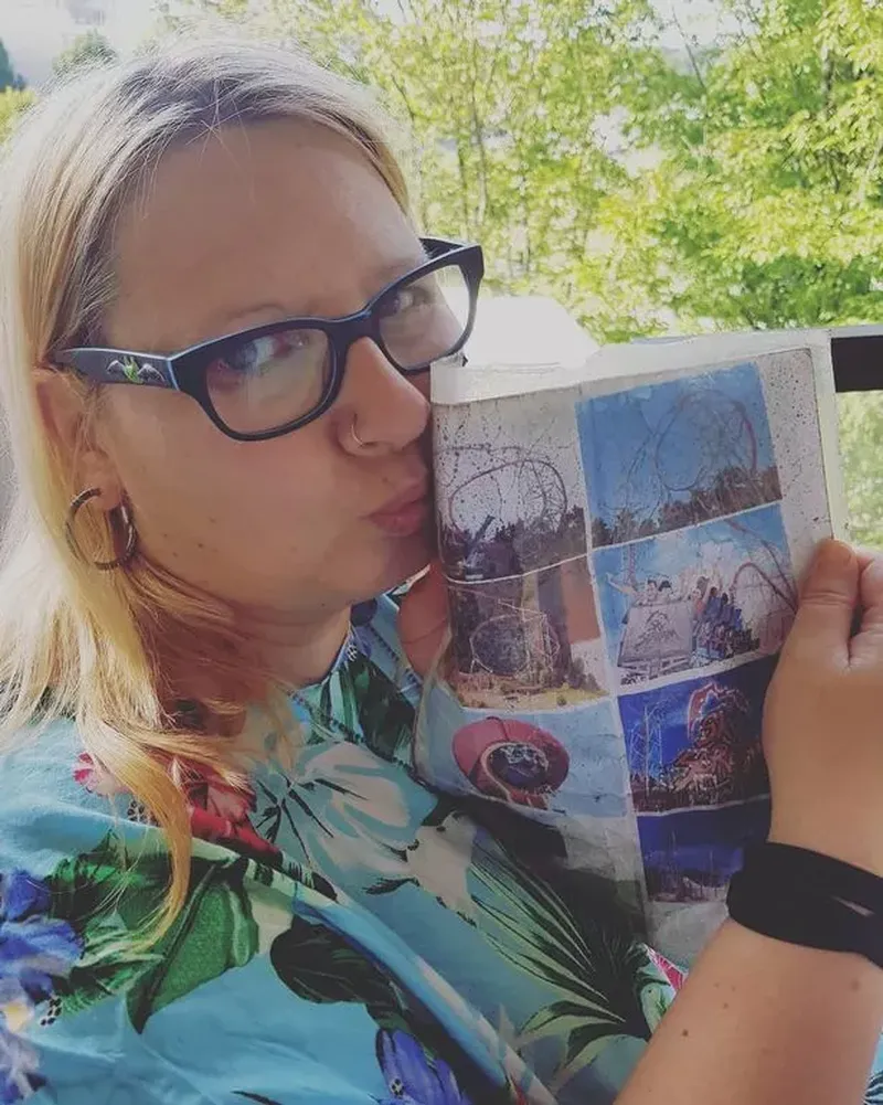 femeia care traieşte poveşti de iubire cu obiecte