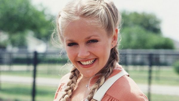 Cum arată și ce face acum Charlene Tilton, actrița care a jucat-o pe Lucy Ewing &icirc;n serialul Dallas: "Cu c&acirc;t &icirc;mbătr&acirc;nesc, cu at&acirc;t sunt mai prezentă &icirc;n viața de zi cu zi"