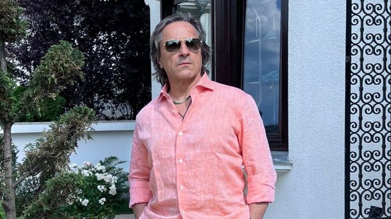 Claudiu Bleonț și-a dat chiloții jos &icirc;ntr-o conferință de presă. La 12 ani distanță, actorul recunoaște că nu i se pare şocant, dar nu ar mai face acest gest &icirc;ndrăzneț: "Urmările negative au și ceva pozitiv"