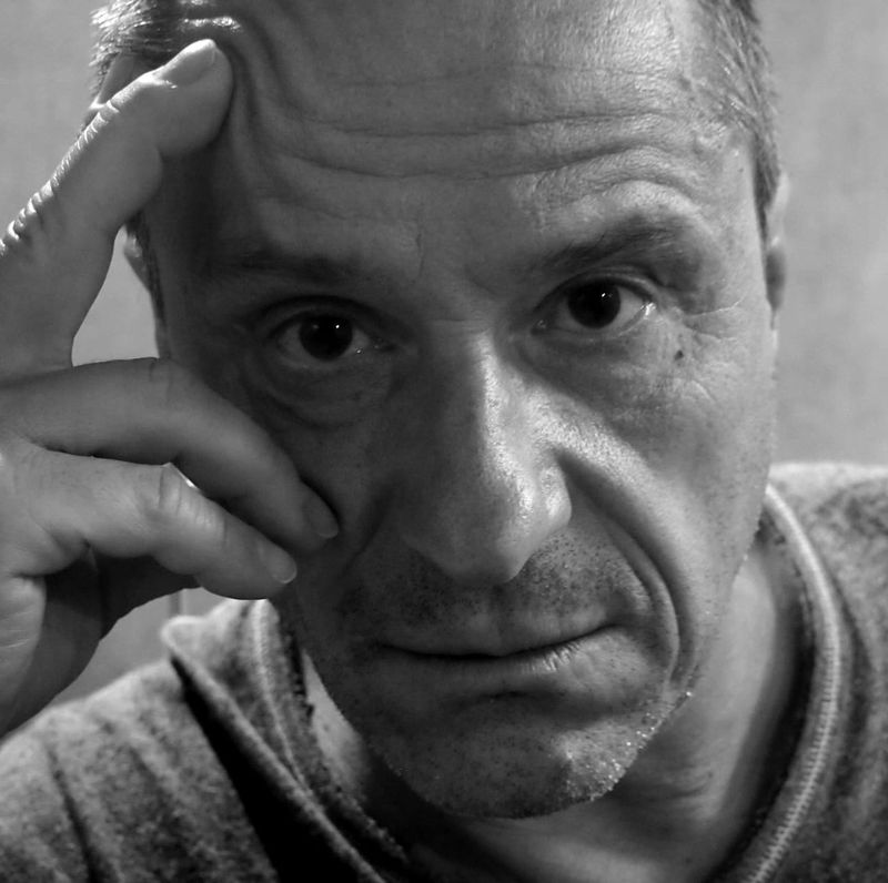 Claudiu Bleonț și-a dat chiloții jos într-o conferință de presă