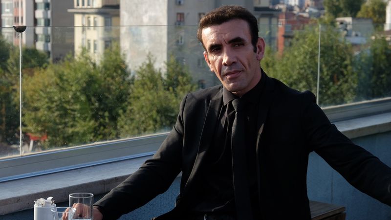 Mehmet Yılmaz Ak, &icirc;ntunecatul procuror Pars din "Secrete de familie", pictor &icirc;n timpul liber