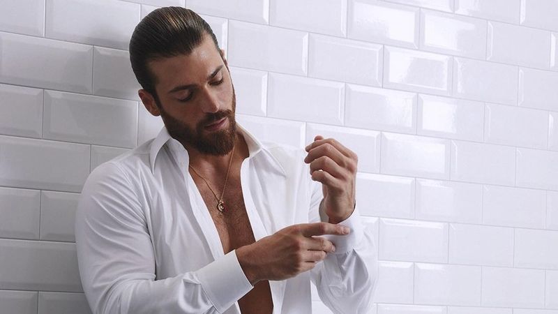 Can Yaman, motivul  pentru care nu a participat la Festivalul de Film de la Veneția: "Vreau să clarific această situație"