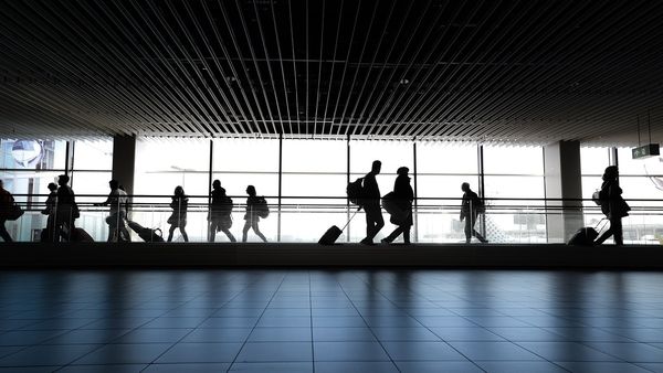 Un rom&acirc;n a avut parte de clipe de coșmar pe aeroport: "Am &icirc;nt&acirc;mpinat o situație și aș vrea să știu ce aș fi putut eu face să o evit". Bărbatul și-a ratat vacanța din cauza unui SMS