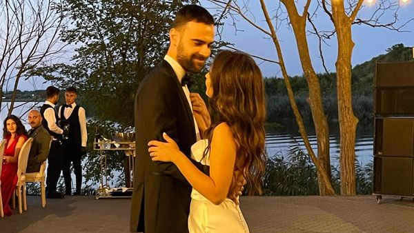 Actorul Denis Hanganu și iubita lui, Raluca, s-au căsătorit.Primele imagini de la eveniment: "Cea mai romantică și frumoasă nuntă"