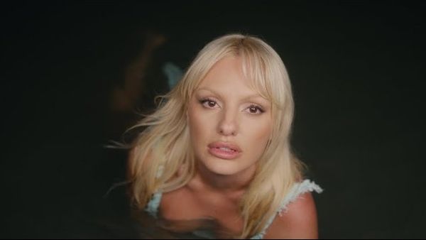 VIDEOCLIP: Alexandra Stan - Bine cu puțin rău