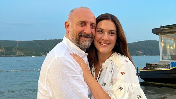 Berg&uuml;zar Korel, mesajul cu care și-a emoționat fanii: "Sunt foarte norocoasă". Actrița din &ldquo;1001 de nopți&rdquo; a mărturisit că se simte protejată, iubită și &icirc;n siguranță &icirc;n brațele soțului ei, Halit Ergen&ccedil;