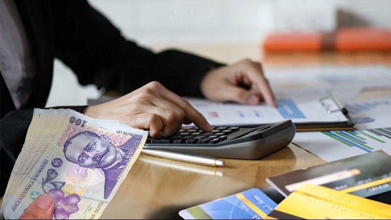 Un t&acirc;năr a trăit o &icirc;nt&acirc;mplare neașteptată, &icirc;n momentul &icirc;n care a mers la bancă să &icirc;și ia un credit. Motivul ireal pentru care a primit un refuz categoric, deși are un salariu de 9.000 de lei: "Nu ştiu cum dau la alţii credite"