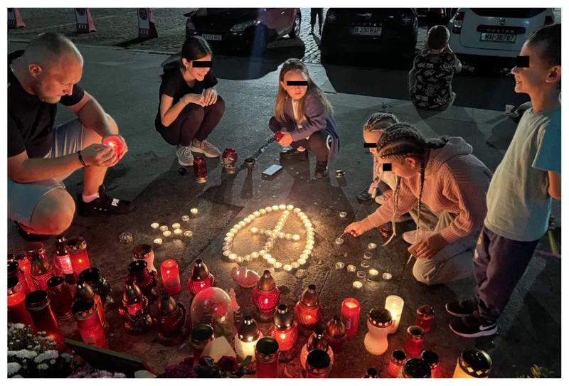 Copiii Alexandrei au aprins o lumânare pentru mama lor