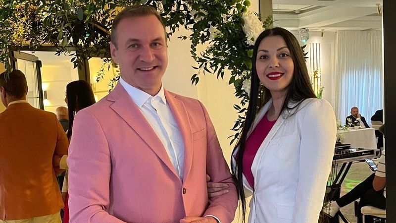 Alin Oprea, nuntă cu 8 perechi de nași. Cum a arătat Medana, soția solistului in ziua cea mare. Și reginele pălesc &icirc;n fața ei