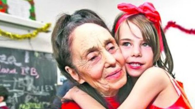 Fiica Adrianei Iliescu, cea mai bătr&acirc;nă mamă din Rom&acirc;nia, a &icirc;mplinit 19 ani. Cum arată Eliza acum