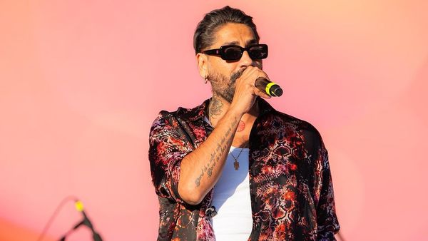 Delia Matache, în centrul atenției după ce și-a scandalizat fanii prin pozele de la piscină. Connect-R i-a sărit imediat în apărare cu o replică scurtă și la obiect