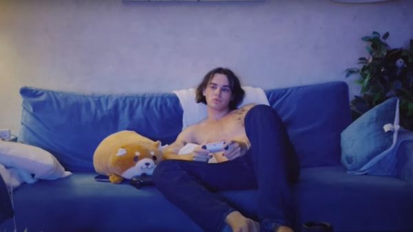 rareș a lansat piesa "Nu ne-a iubit nimeni așa"