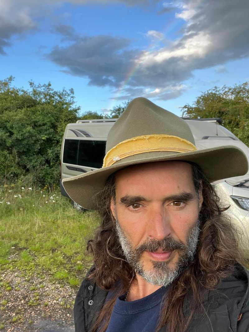 Russell Brand, acuzat de agresiune sexuală de patru femei