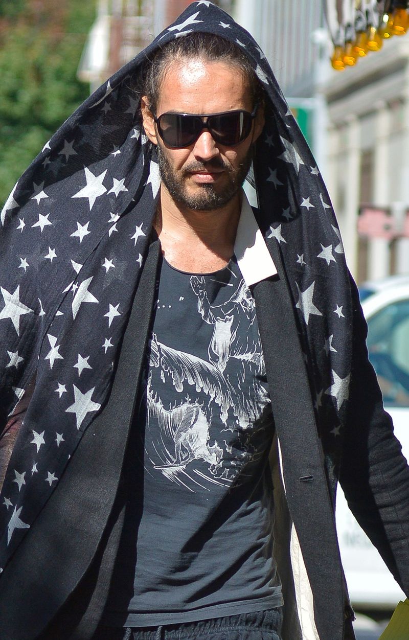 Youtube suspenda monetizarea canalelor comediantului Russell Brand