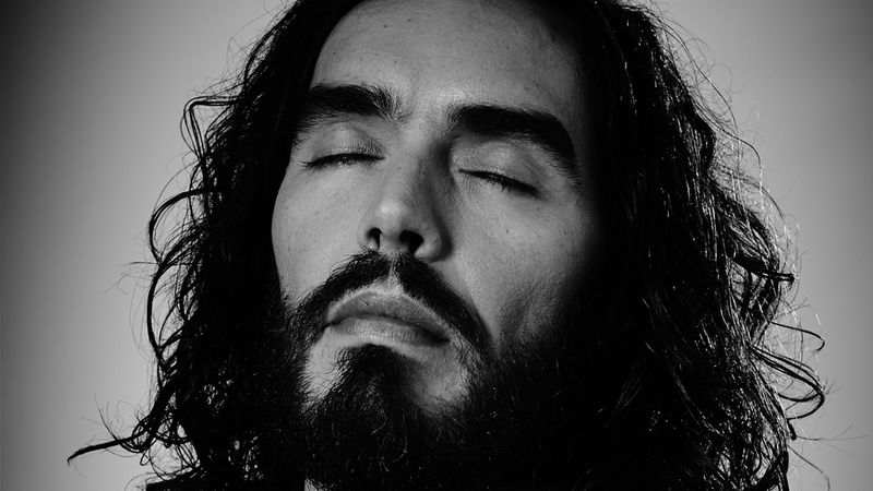 YouTube a suspendat monetizarea canalelor actorului şi comediantului Russell Brand, din cauza acuzaţiilor de agresiune