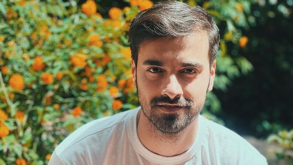 Liviu Teodorescu, revoltat de scandalul care a  împărțit internetul în două. Artistul nu a stat prea mult pe gânduri și a intervenit: "E păcat că se ajunge la d-astea, în timp ce ăia "mari" stau, se uită și încasează banii adevărați"