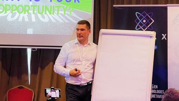 Dovezile pe care Călin Donca le-a ţinut ascunse ar putea să-i pună "beţe-n roate". Ce au descoperit procurorii când i-au percheziționat vila de lux: "El s-a folosit de tot ce a putut să pară un model"