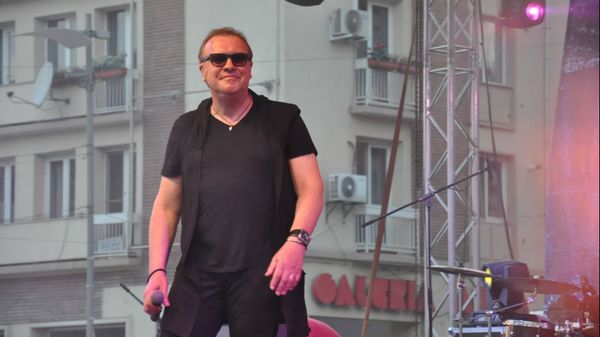 "E un amăr&acirc;t, vai de mama lui!". Gabriel Cotabiță i-a bătut obrazul lui Mihai Bobonete. Cum a ajuns artistul să fie țepuit de actor