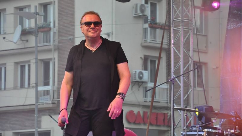 "E un amăr&acirc;t, vai de mama lui!". Gabriel Cotabiță i-a bătut obrazul lui Mihai Bobonete. Cum a ajuns artistul să fie țepuit de actor