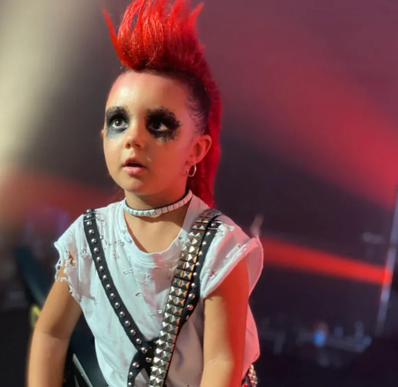 Eva întruchipează imaginea unui star rock