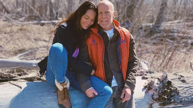 Emma Heming, soția lui Bruce Willis, interviu sf&acirc;șietor despre starea de sănătate &icirc;nrăutățită a soțului ei: "Ridic privirea de la durere și tristețe pentru a putea vedea ce se &icirc;nt&acirc;mplă &icirc;n jurul nostru" - VIDEO