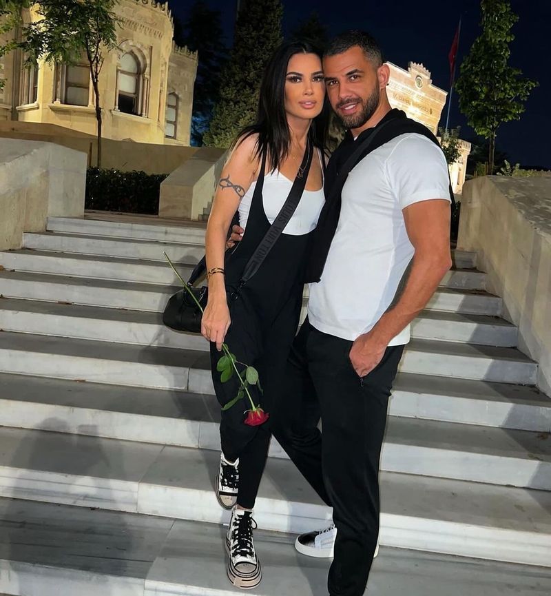 ine este femeia misterioasă pentru care Alex Ashraf ar fi plecat de acasă