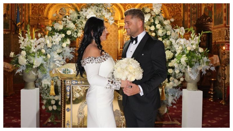  „Sunt mai fericit și împlinit ca oricând” Fratele Elenei Gheorghe, Costin, și iubita sa s-au căsătorit. Primele imagini de la nuntă