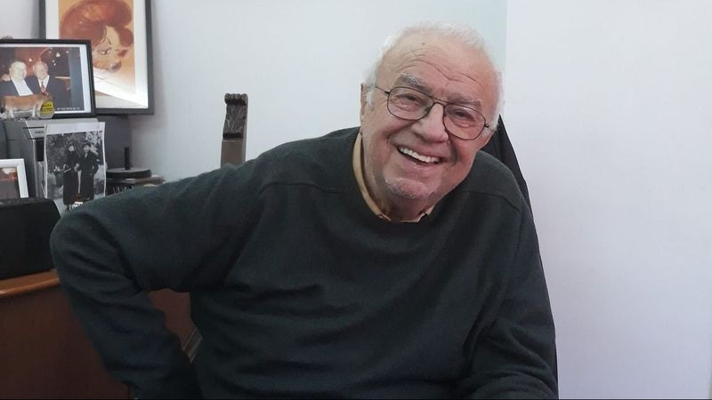 "Singurul care a fost, a fost Vasile Muraru". Apropiații l-au dat complet uitării pe Alexandru Arșinel. La parastasul organizat &icirc;n memoria celebrului actor au lipsit cu desăv&acirc;rșire membri ai lumii artistice și colegi de breaslă 