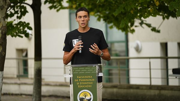David Popovici și-a &icirc;nceput viața de student. Campionul rom&acirc;n, discurs &icirc;n fața profesorilor și colegilor săi de la Facultatea de Psihologie și Științele Educației: "Să facem lucruri bune &icirc;n țară"