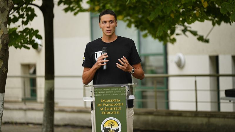 David Popovici și-a &icirc;nceput viața de student. Campionul rom&acirc;n, discurs &icirc;n fața profesorilor și colegilor săi de la Facultatea de Psihologie și Științele Educației: "Să facem lucruri bune &icirc;n țară"
