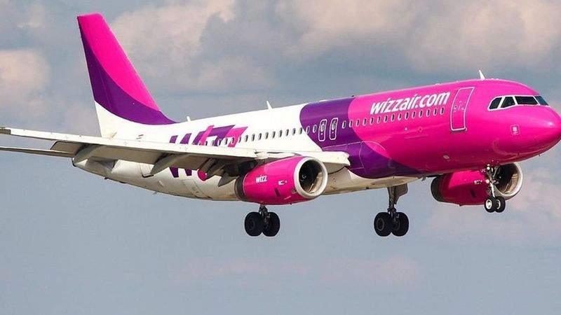 Un român aflat în stare de ebrietate a rupt ușa unui avion care se pregătea să zboare