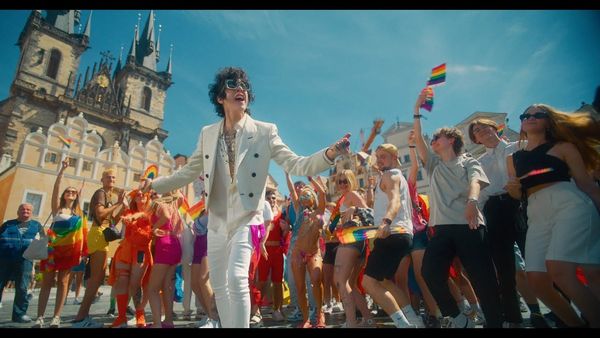 LP a lansat cea mai nouă piesă de pe albumul său -"Dayglow"