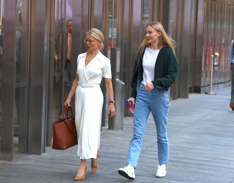 Sophie Turner impreuna cu avocata ei la mediere