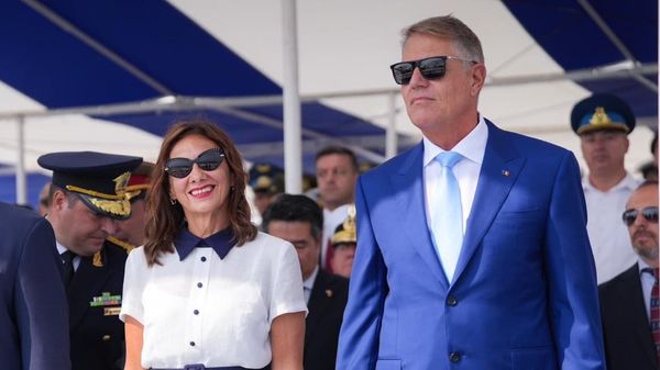 Cu ce se ocupă, de fapt, Carmen Iohannis? Prima Doamnă a Rom&acirc;niei c&acirc;știgă mai bine dec&acirc;t lucr&acirc;nd ca profesoară